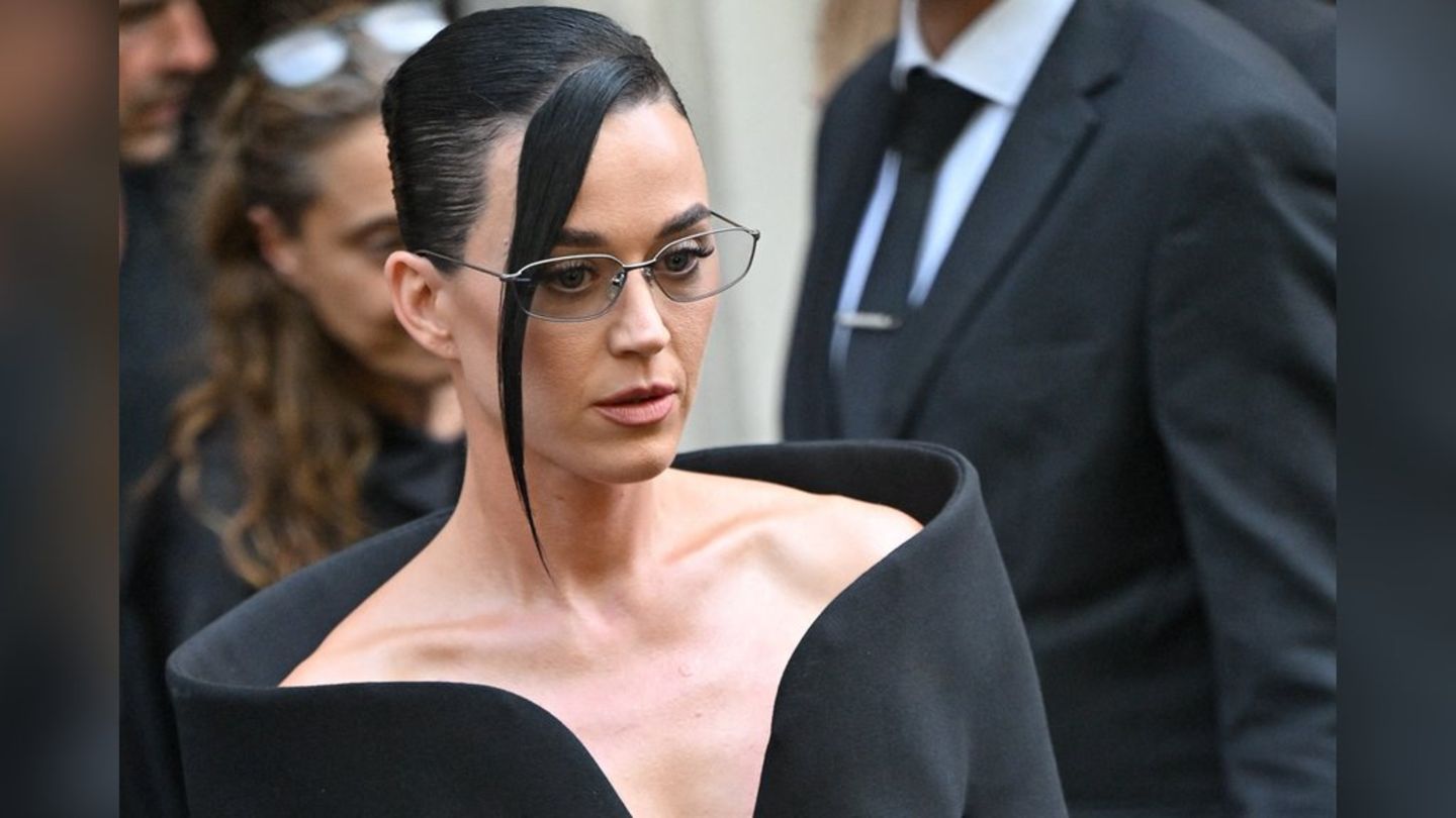 Katy Perry: Sängerin stürzt bei Konzert fast ab