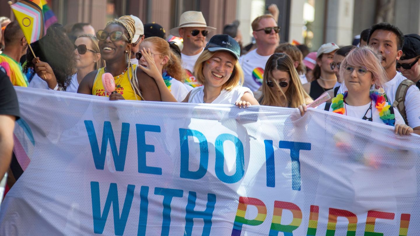 Demonstration: CSD-Demonstrationszug zieht durch Frankfurt
