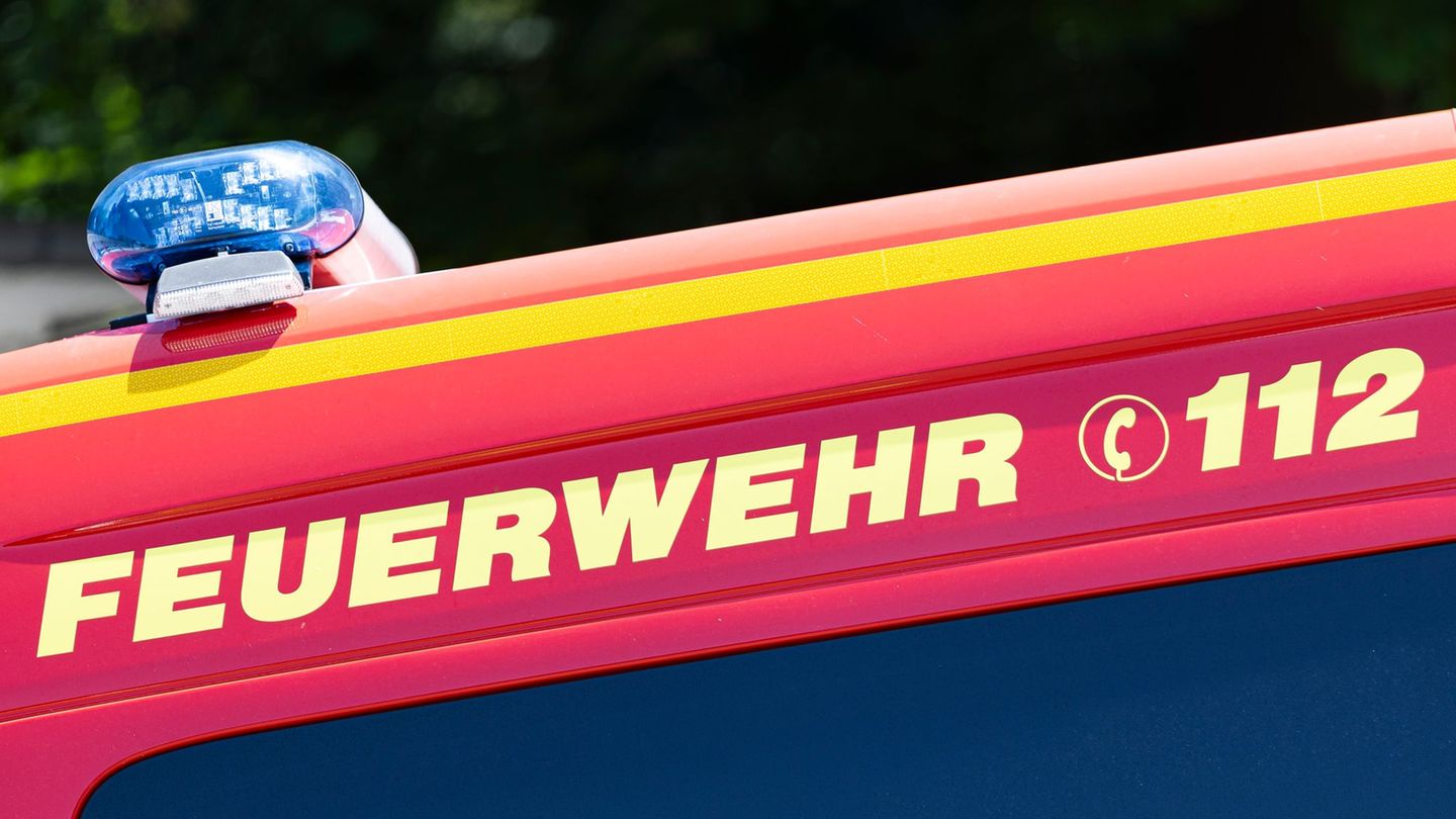 Brand: Strohpresse brennt bei Feldarbeit: Schaden über 200.000 Euro