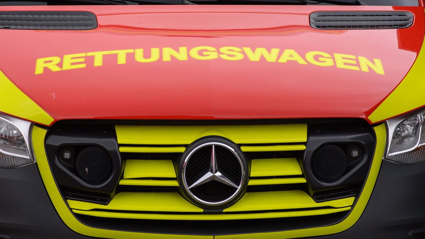 Verkehr: Auto überschlägt sich bei Unfall – Fahrer schwer verletzt