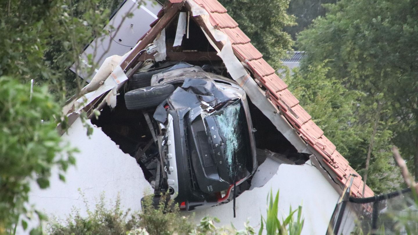 Verkehr: Auto kracht in Scheunendach – Kind schwer verletzt