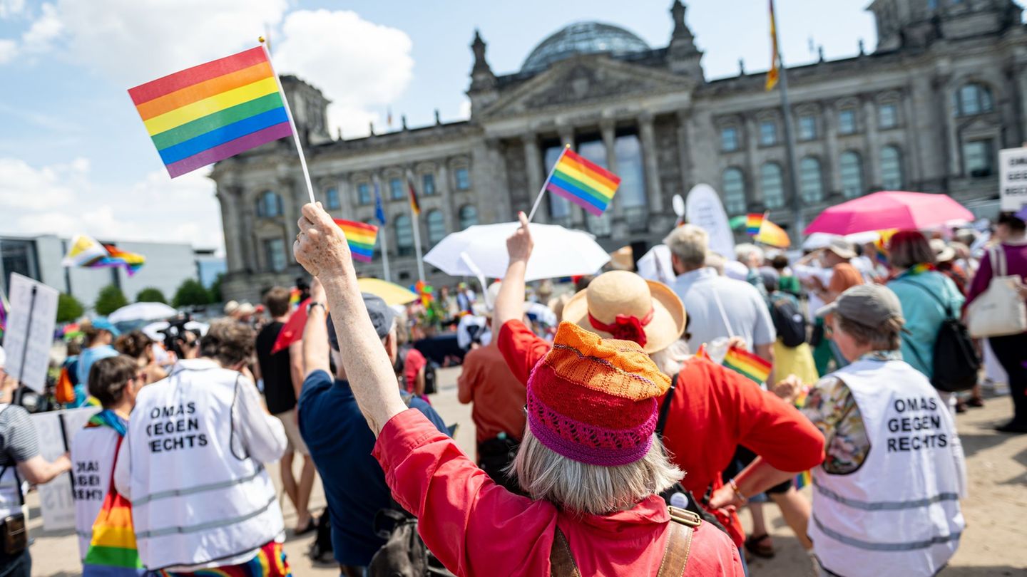 Debatte über Pride-Flagge: Omas gegen rechts demonstrieren in Berlin für Pride-Flagge