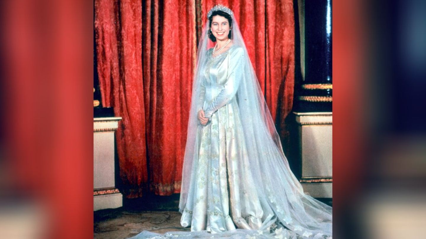 Queen Elizabeth II.: Ausstellung ihrer Outfits zum 100. Geburtstag