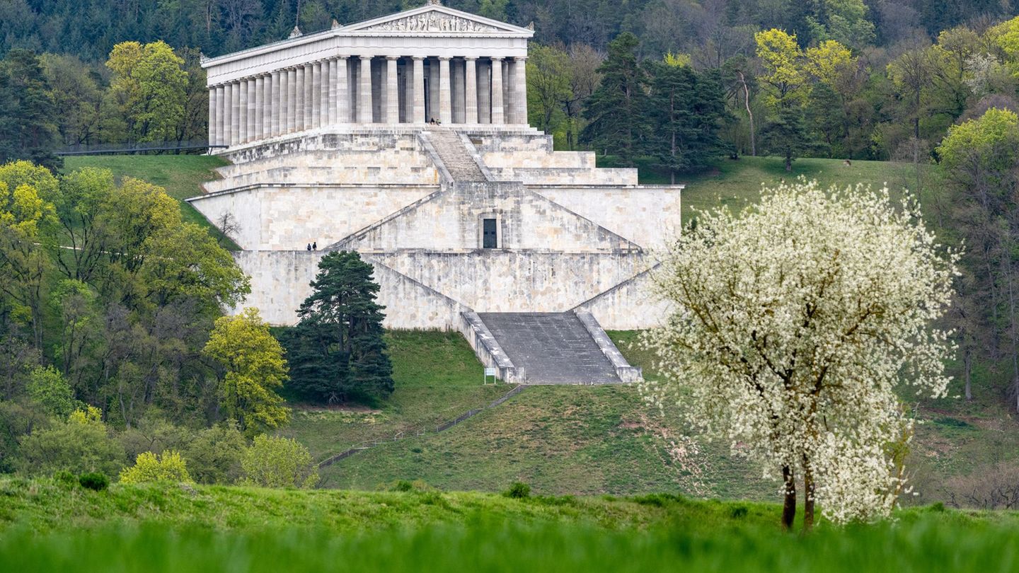Denkmal bei Regensburg: Mann stürzt an Walhalla mehrere Meter tief und stirbt
