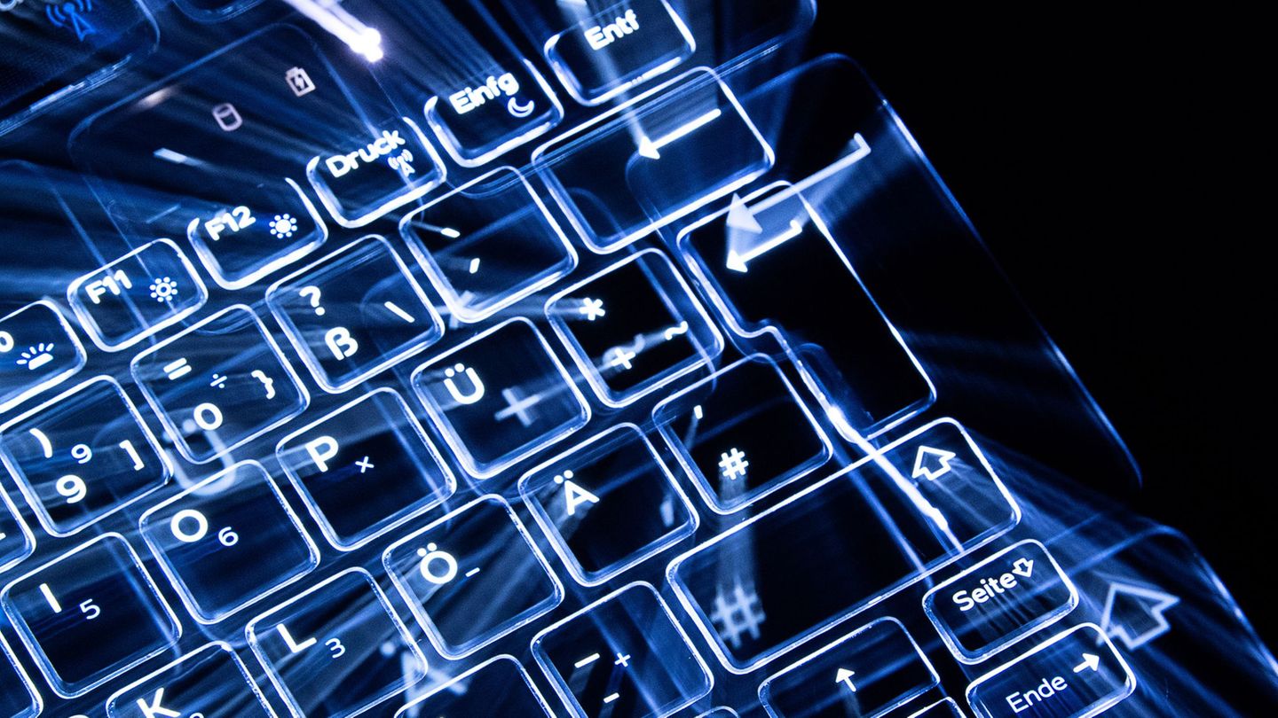 IT-Attacken: Hacker greifen Behörden und Firmen über Sicherheitslücke an