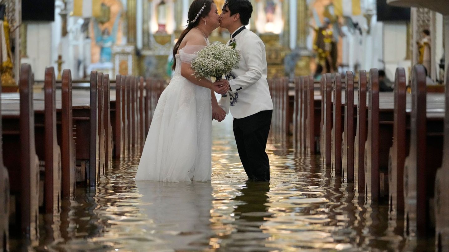 Sturm „Wipha“ in Asien: Philippinen: Paar watet in überfluteter Kirche zum Jawort
