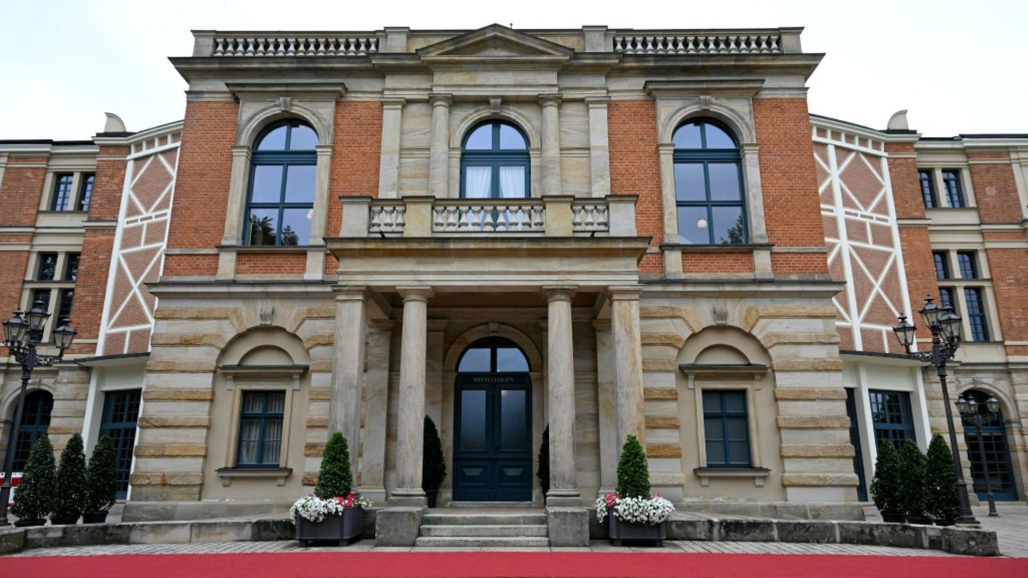 Von Merz bis Merkel: Festspiele Bayreuth mit prominenten Gästen gestartet
