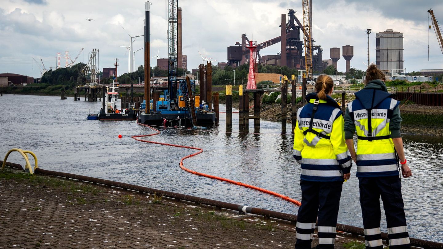 Bergungsarbeiten: Bremer Industriehafen: Schleuse für Binnenschiffe offen