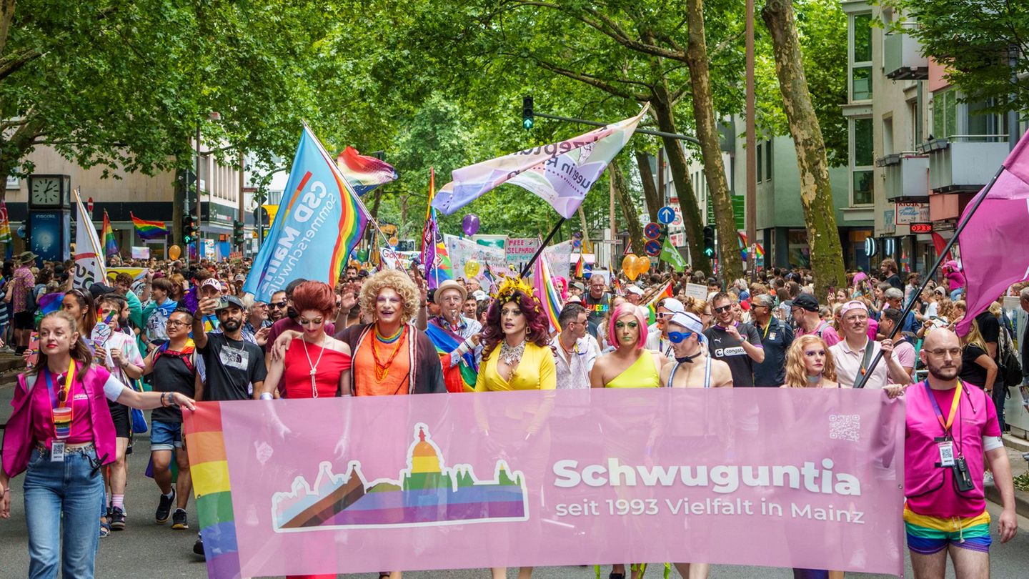 Demonstration: Mehr als 7.000 Menschen bei Christopher-Street-Day in Mainz