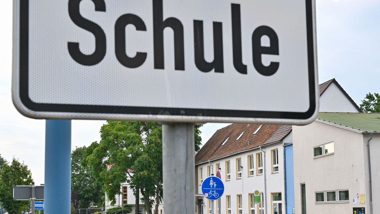 Rechte Vorfälle: Minister: Extremismus an Schulen ist Riesen-Herausforderung