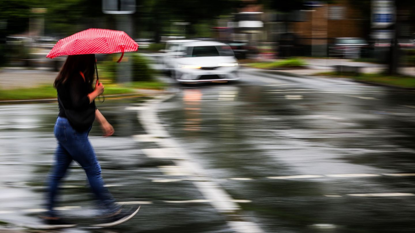 Wetter: Wechselhaftes Wetter lässt Freibad-Kassen weniger klingeln
