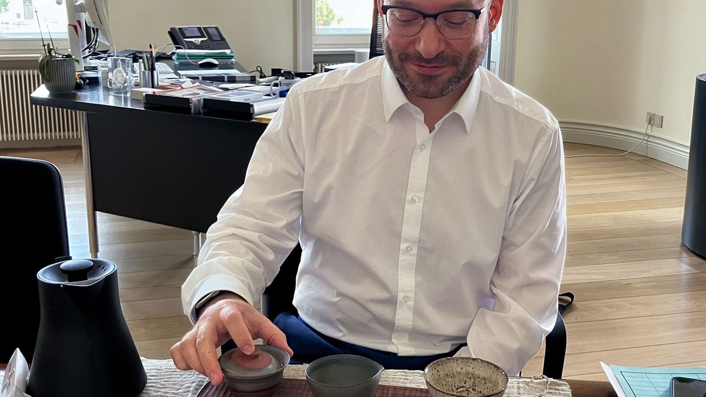 Leute: Brandenburgs Innenminister entspannt mit gutem Tee