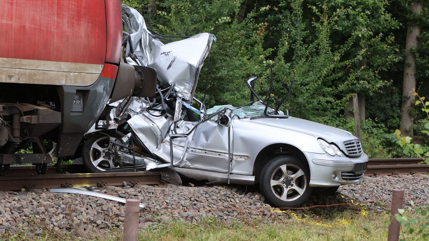 Unglück in Bad Zwischenahn: Tödlicher Unfall an Bahnübergang: Schranke war geschlossen