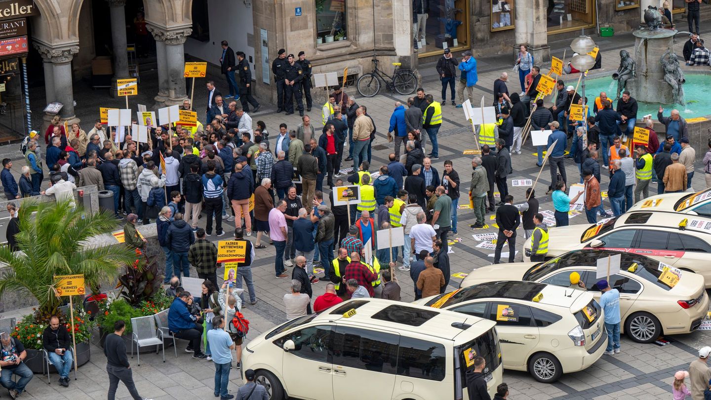 Verkehr: Münchner Taxifahrer demonstrieren erneut vor dem Rathaus