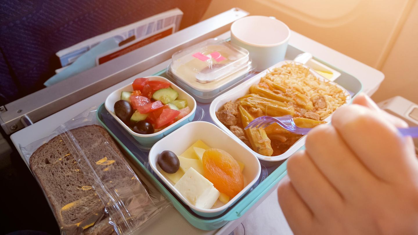 Essen im Flugzeug: Flugbegleiterinnen verraten: Darum sollten Sie Pasta und Leitungswasser meiden