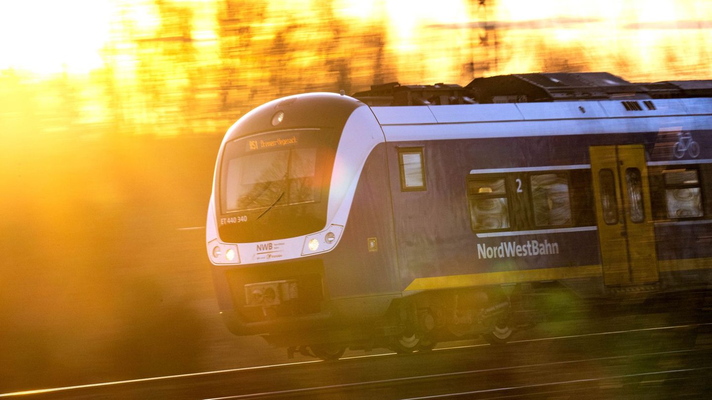 Klimaanlage defekt: 48 Reisende sitzen stundenlang bei Hitze in Bahn fest