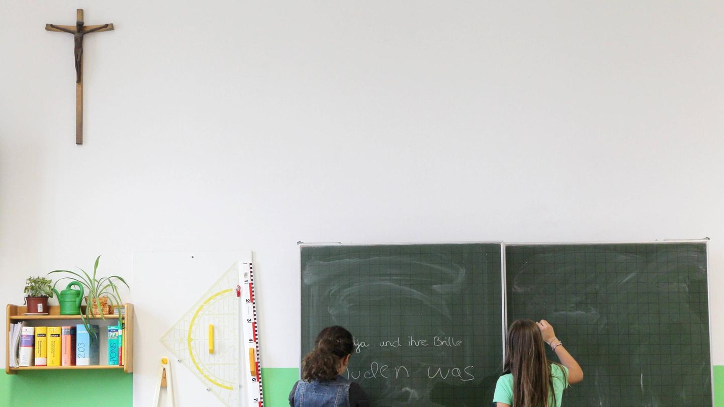 Klage von Ex-Schülerinnen: Gericht urteilt: Kreuz in bayerischer Schule verletzt Glaubensfreiheit