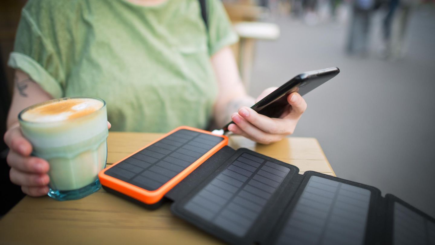 Sonne tanken: Kraftpaket für unterwegs: Solar-Powerbank für 29 statt 60 Euro