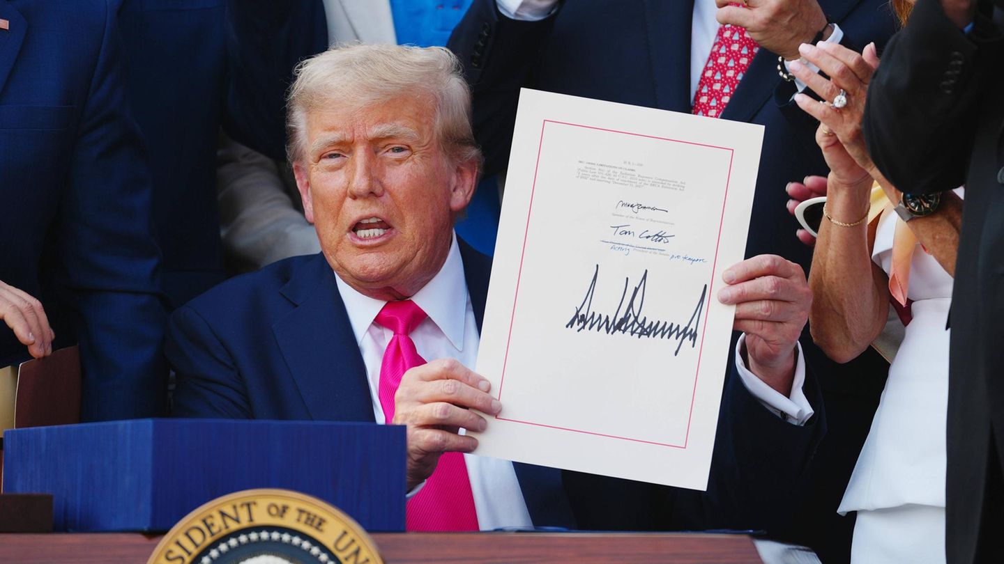 Am Unabhängigkeitstag: „Big Beautiful Bill“: Donald Trump unterschreibt umstrittenes Steuergesetz