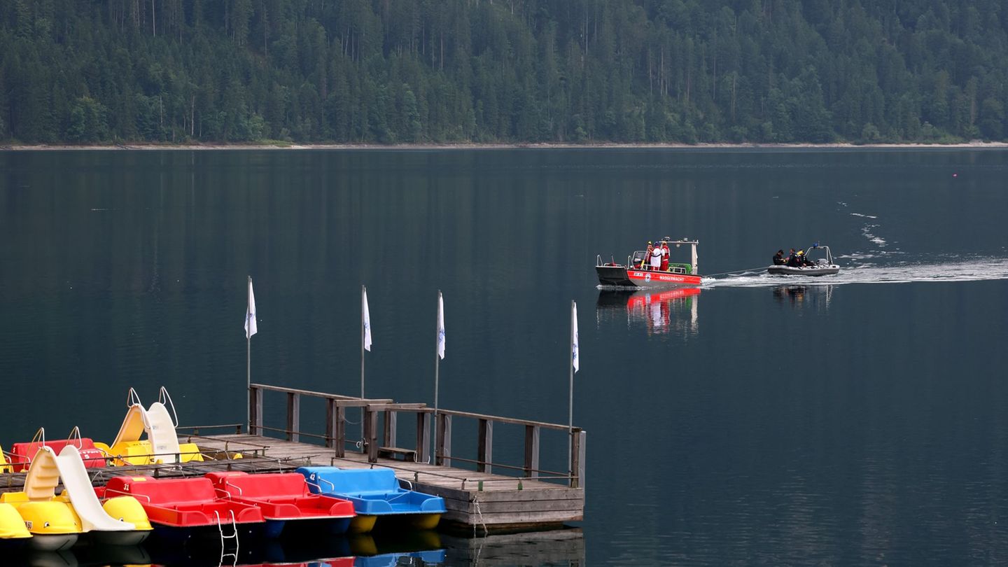 Eibsee: Vater und Sohn nach Tretboot-Unglück weiter vermisst: „Nadel im Heuhaufen“