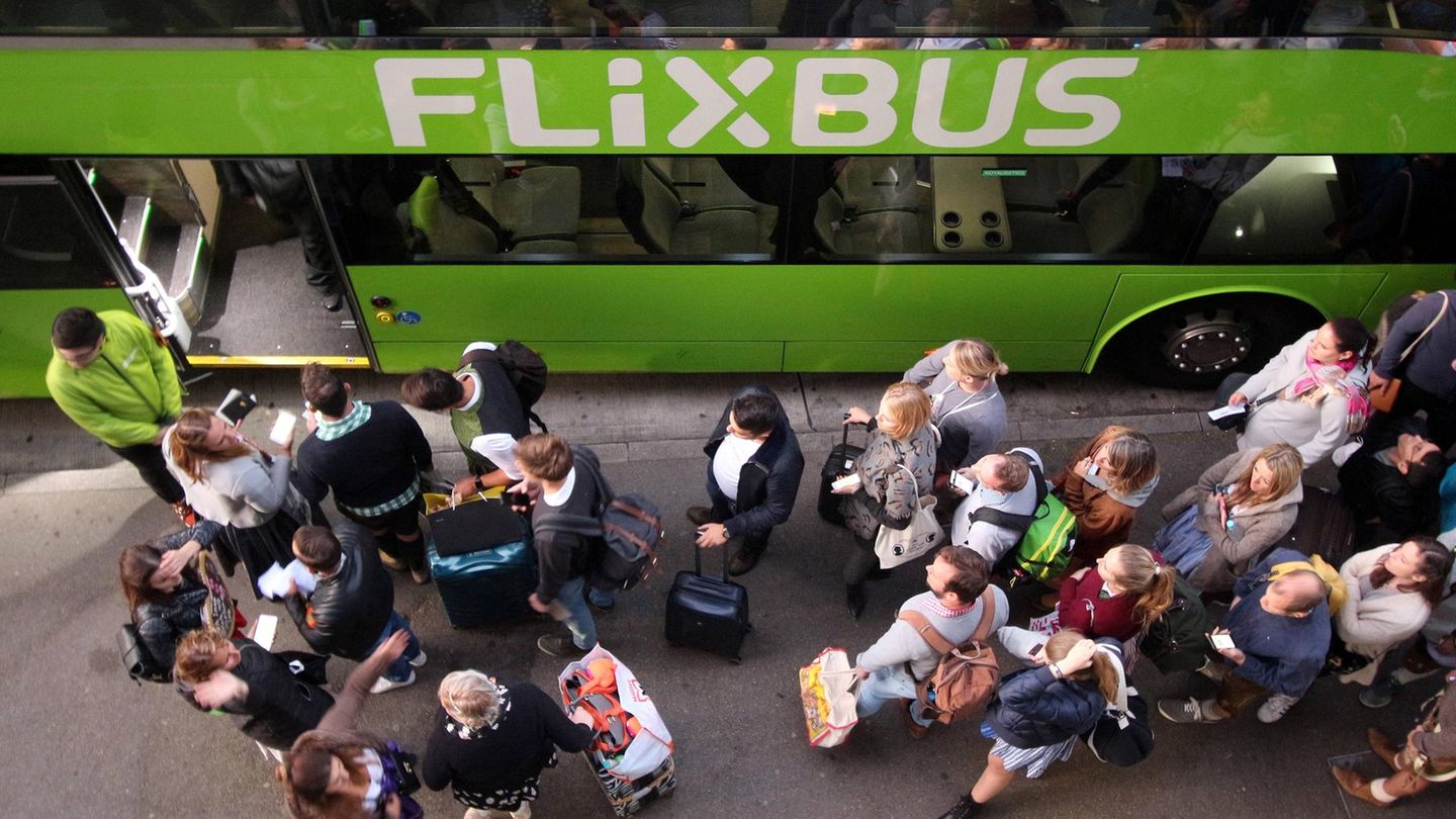 A19 bei Röbel: Flixbus kommt von der Fahrbahn ab und kippt um – 20 Menschen verletzt