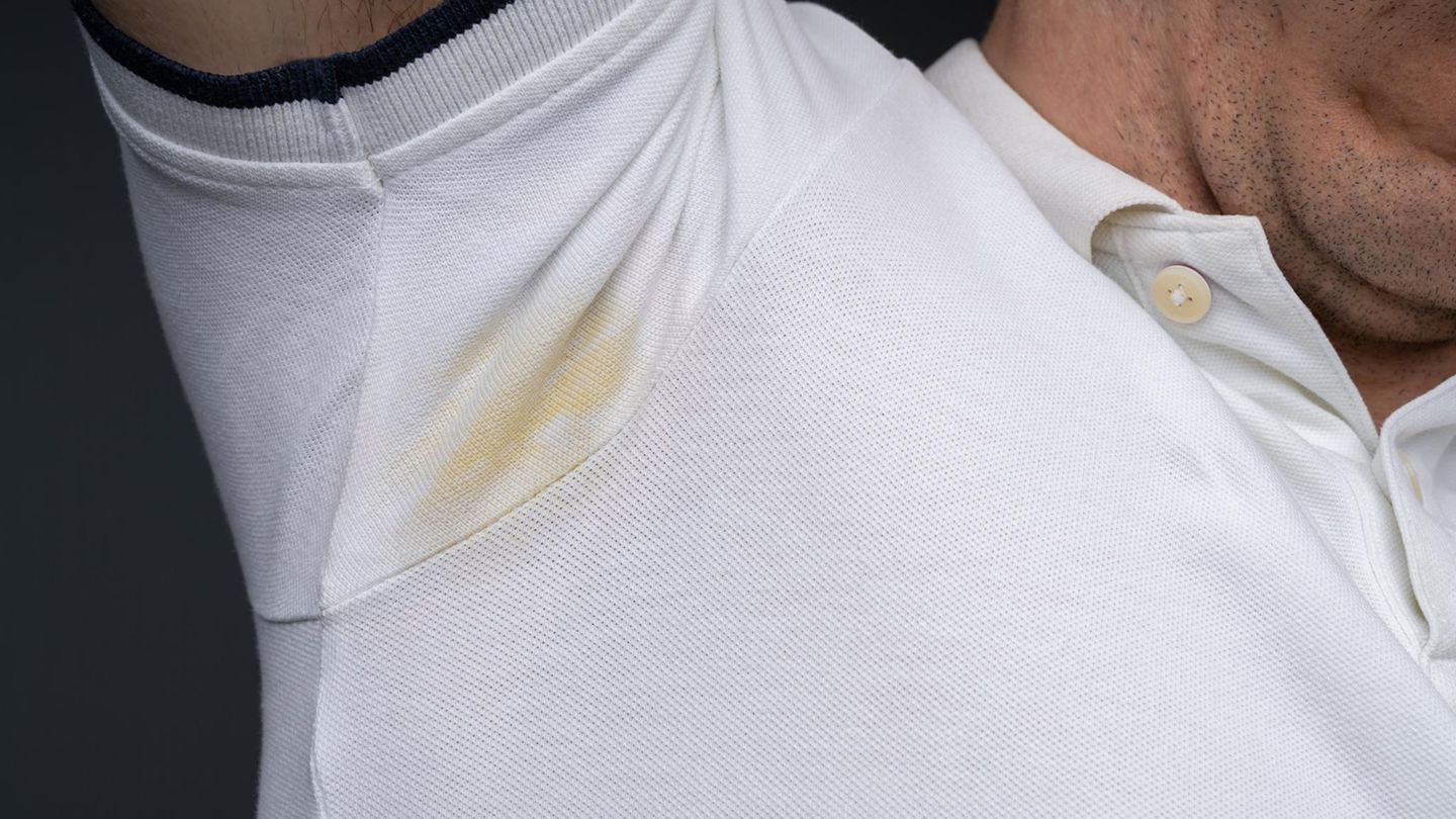 Problem bei Hitze: Wie bekommt man hartnäckige Schweißflecken aus weißen Shirts?