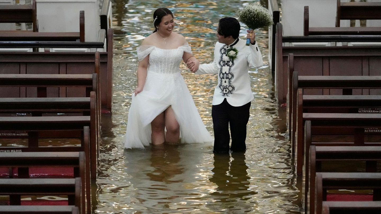 Philippinen: Kein Wässerchen trübt ihre Liebe: Paar heiratet in überfluteter Kirche