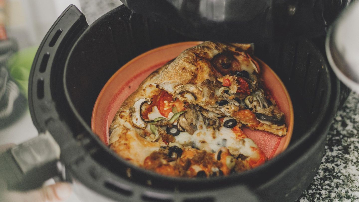 Hype um Heißluftfritteusen: Pizza backen im Airfryer: So gelingt der Italo-Klassiker garantiert