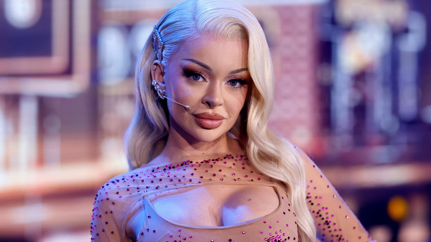 Leute von heute : Katja Krasavice bewirbt neues Album nackt – mit zwei Kanzlern
