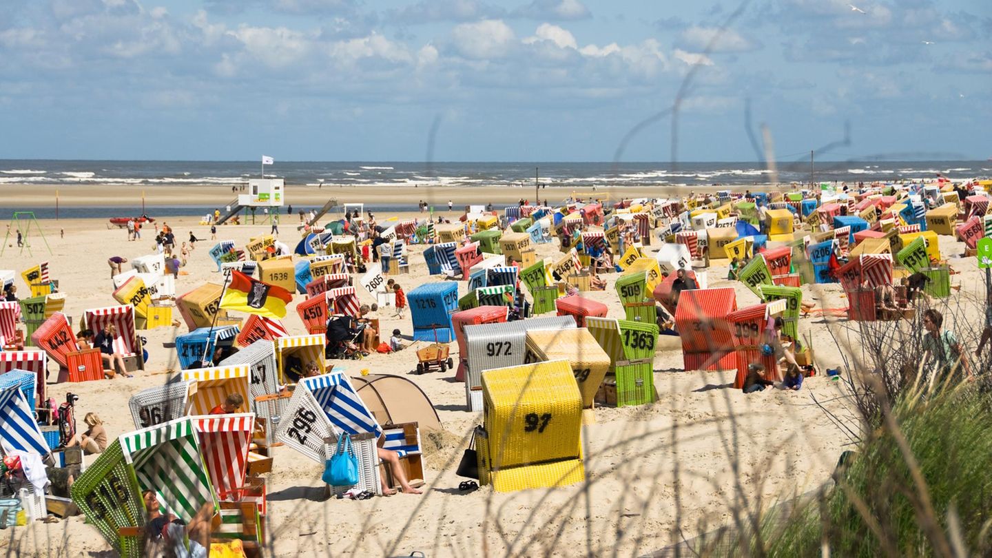 Niedersachsen: Geheimnisvolle Klümpchen an Nordseeinseln angespült – Strände weiter offen