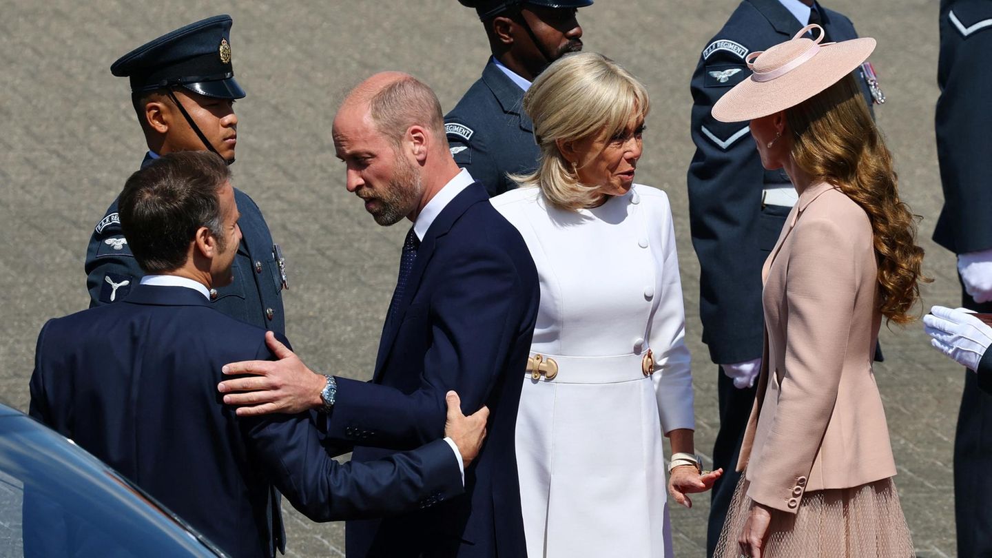 Staatsbesuch in Großbritannien: Handkuss und elegante Outfits: Die Macrons treffen die britischen Royals