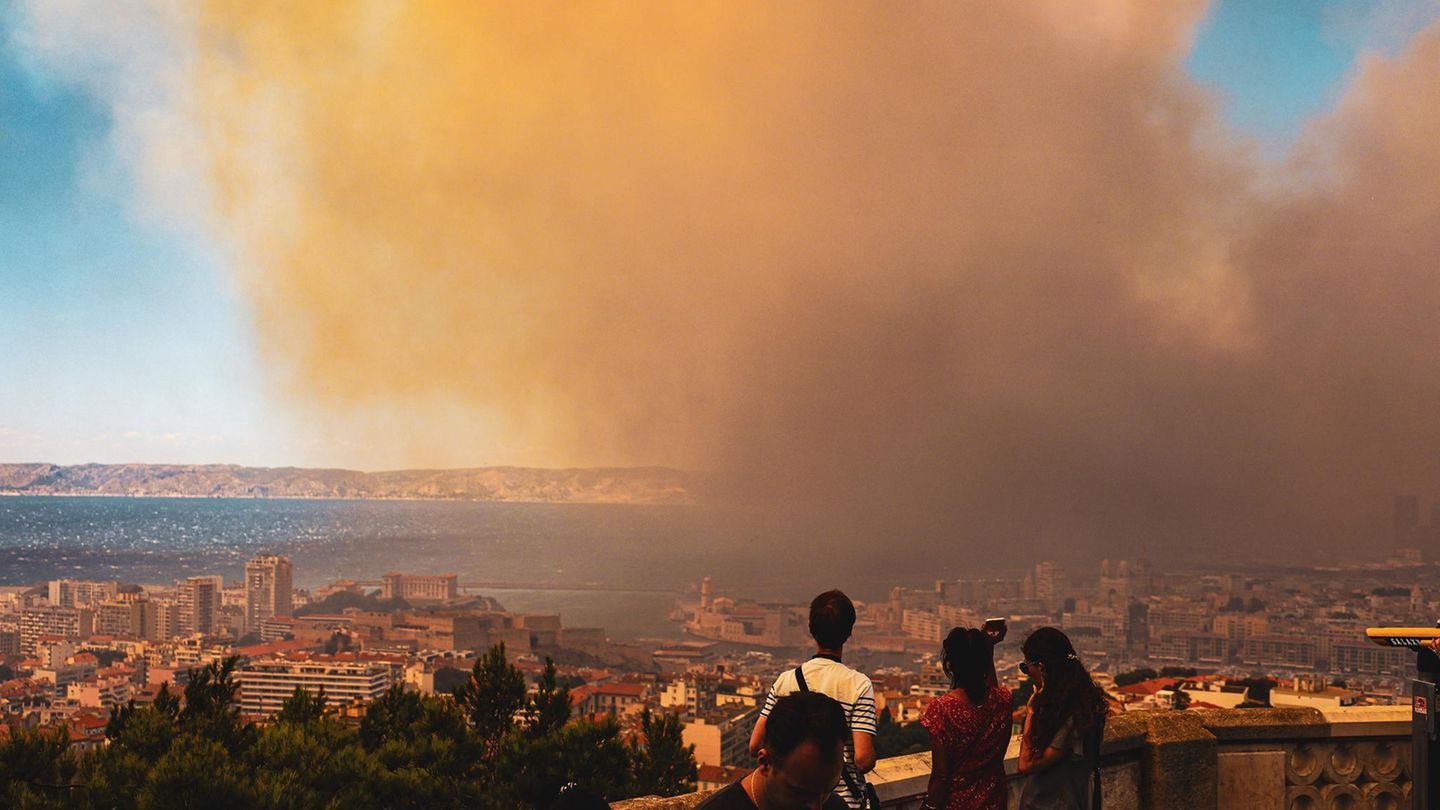Südfrankreich: Waldbrand erreicht Marseille – dichter Rauch über der Hafenstadt