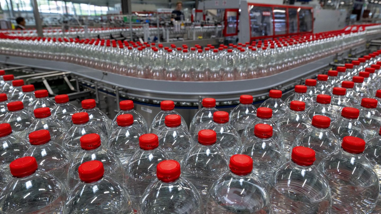 Edeka, Marktkauf, Netto : Keimbelastung sorgt für Rückruf von Mineralwasser