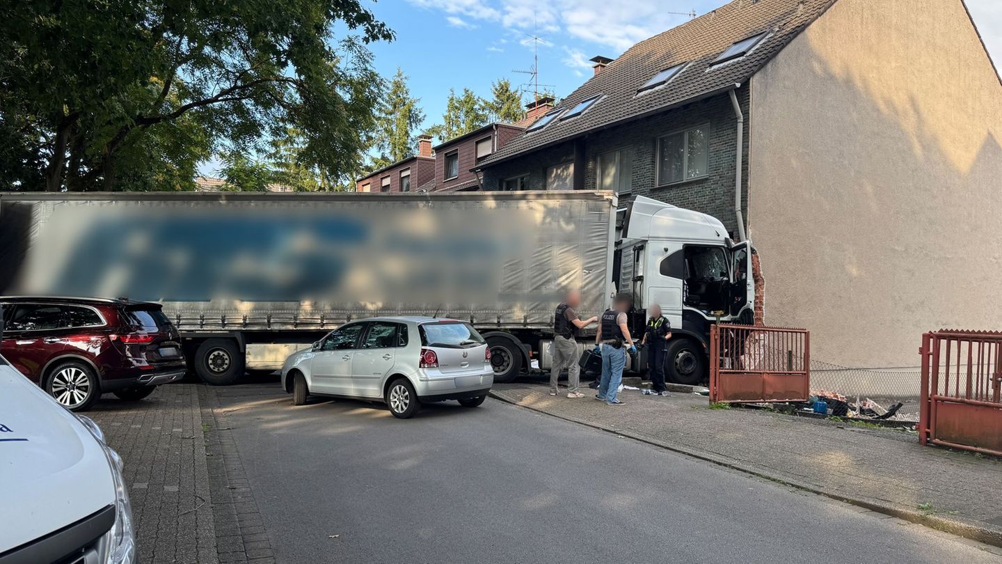 Ursache unklar: Sattelschlepper rammt Wohnhaus – zwei Tote