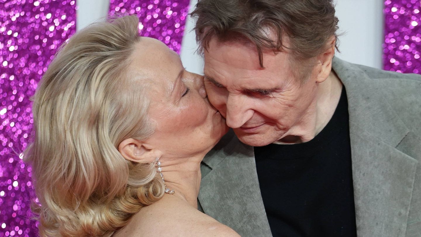 Promi-Liebe?: „Bin schwer verliebt“: Liam Neeson und Pamela Anderson befeuern Gerüchte