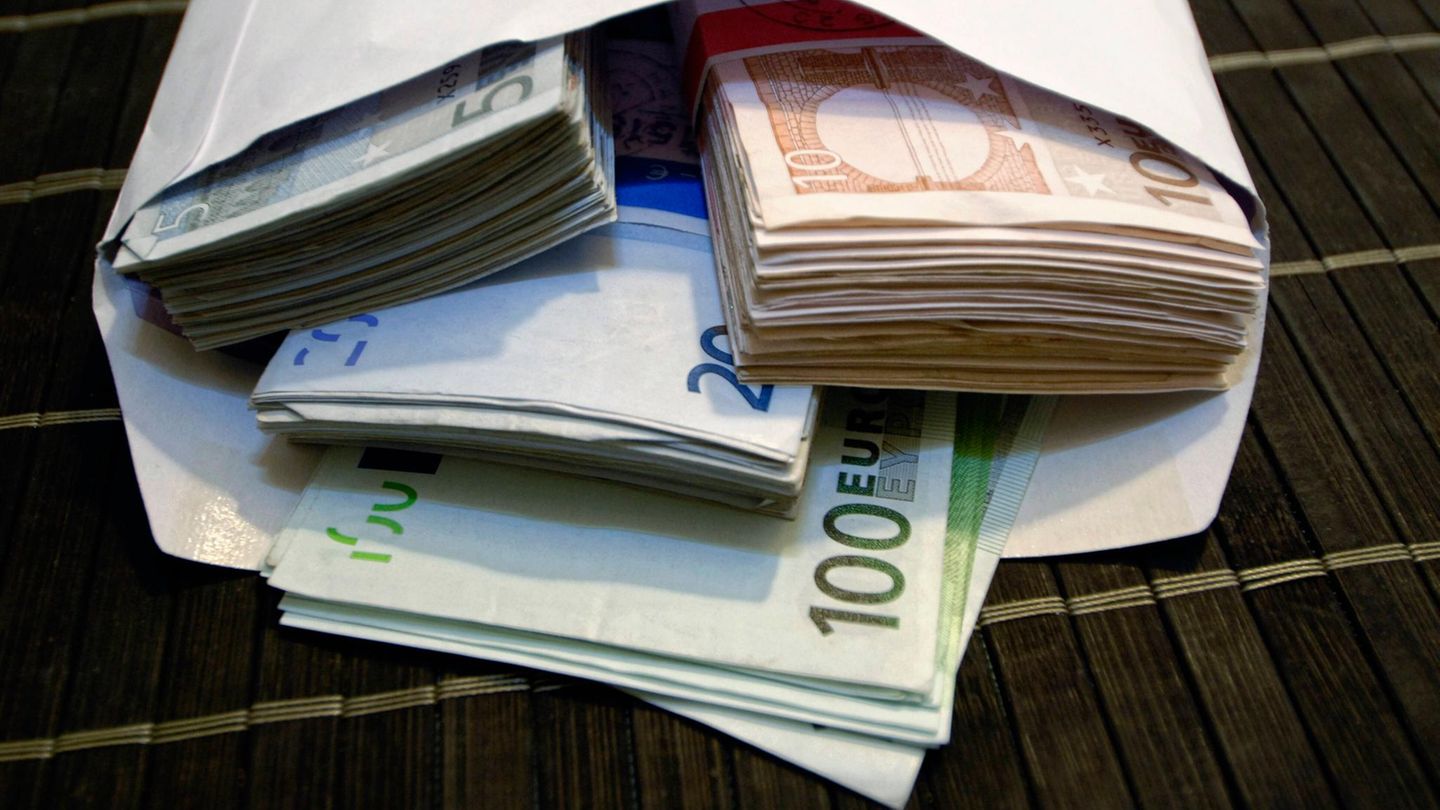 Glück im Unglück: Mann verliert 10.000 Euro Bargeld – in einem Schuh taucht es wieder auf