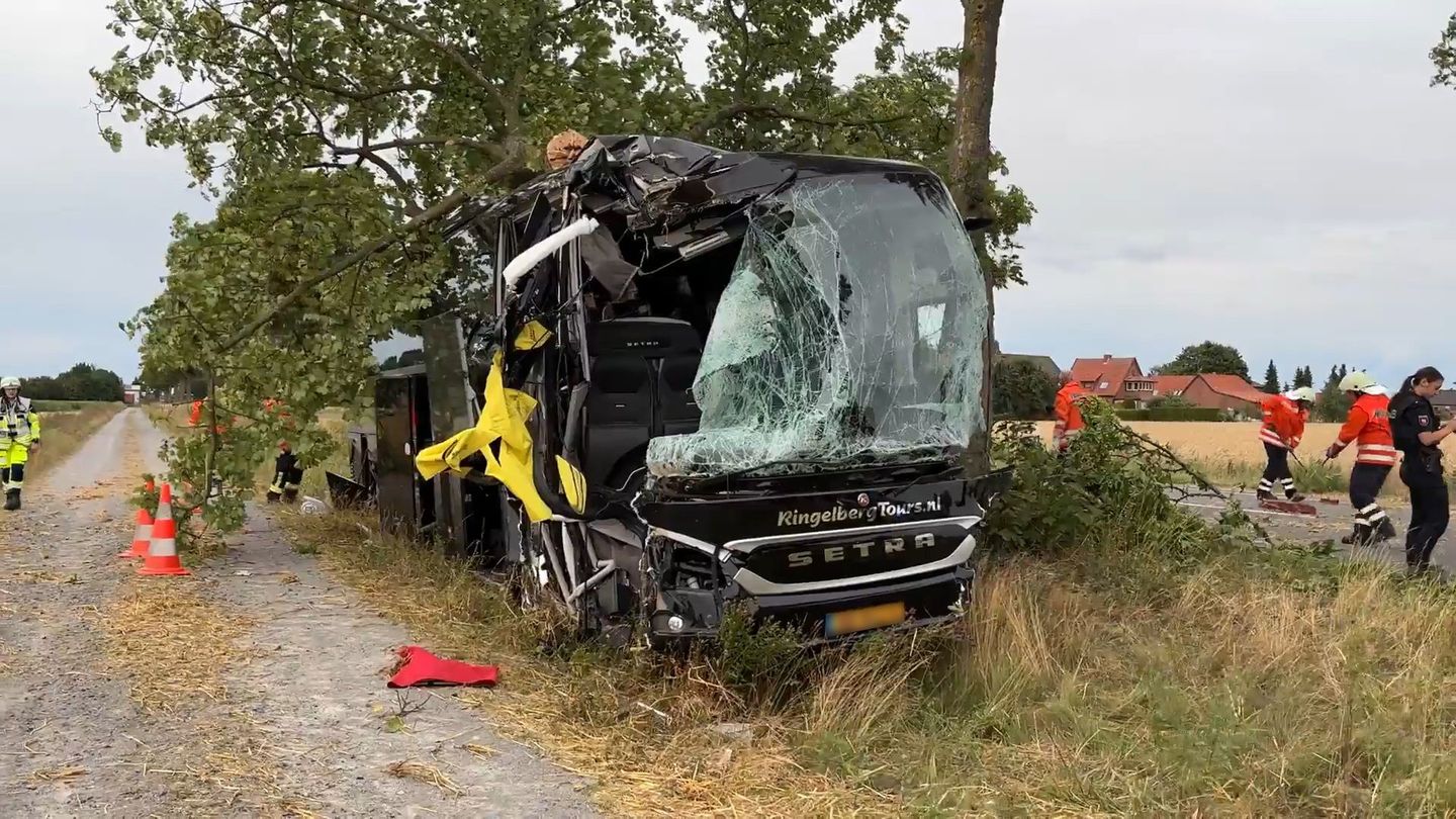 Niedersachsen: Reisebus mit Senioren kommt von Straße ab – sechs Verletzte