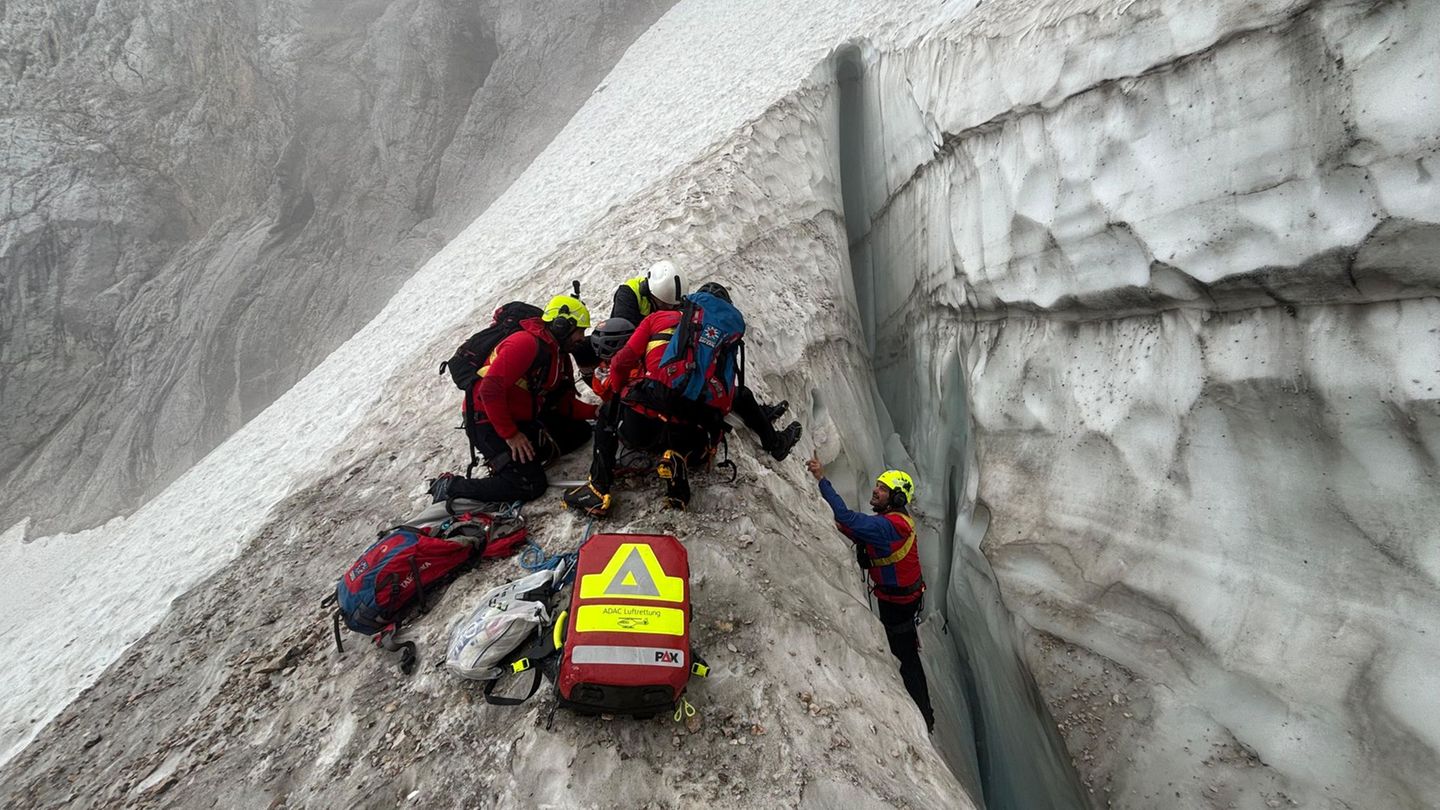 Zugspitze: Mann stürzt kopfüber zehn Meter in Gletscherspalte – spektakuläre Rettung