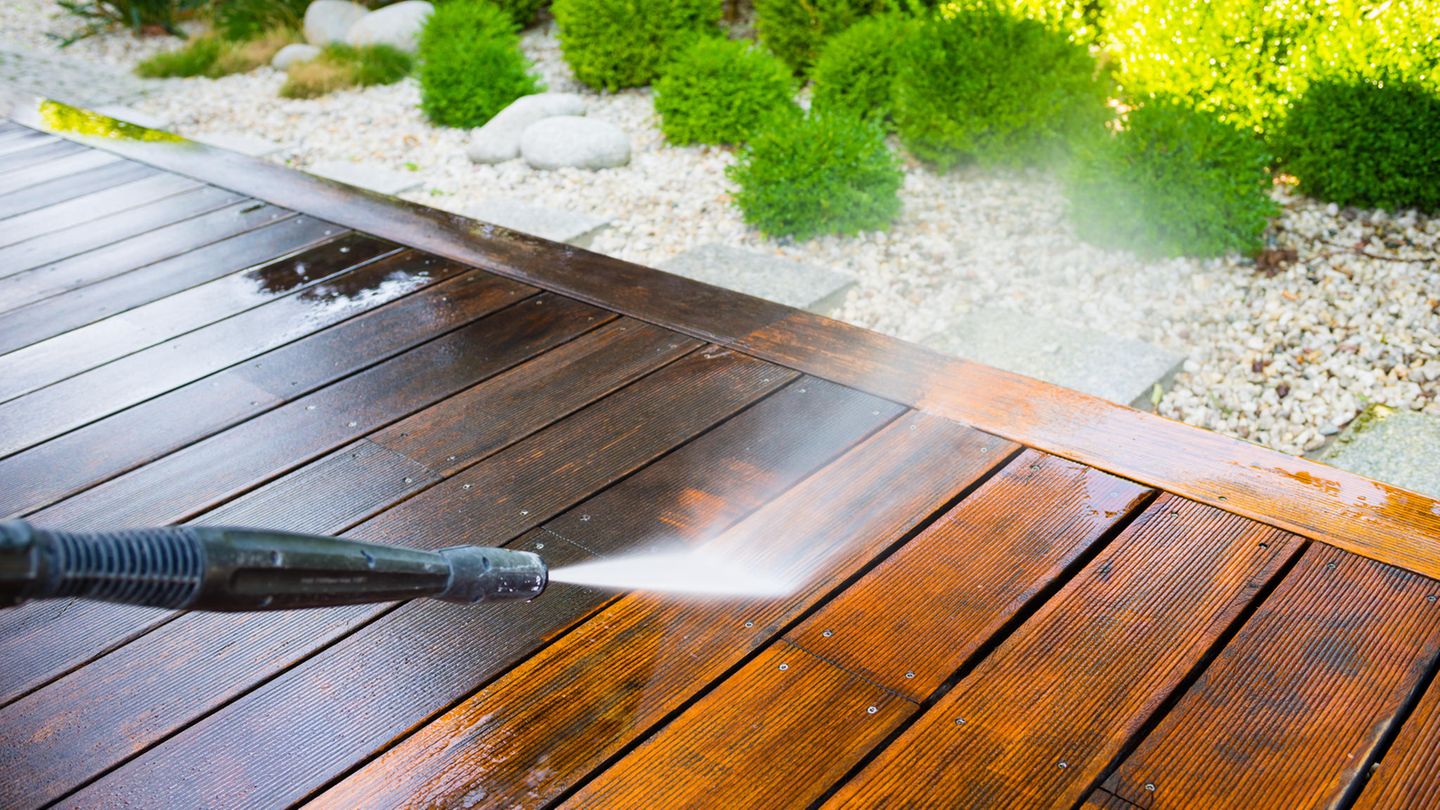Saubere Sache: Terrasse reinigen: Mit diesen Tools bekämpfen Sie Moos und Unkraut effizient