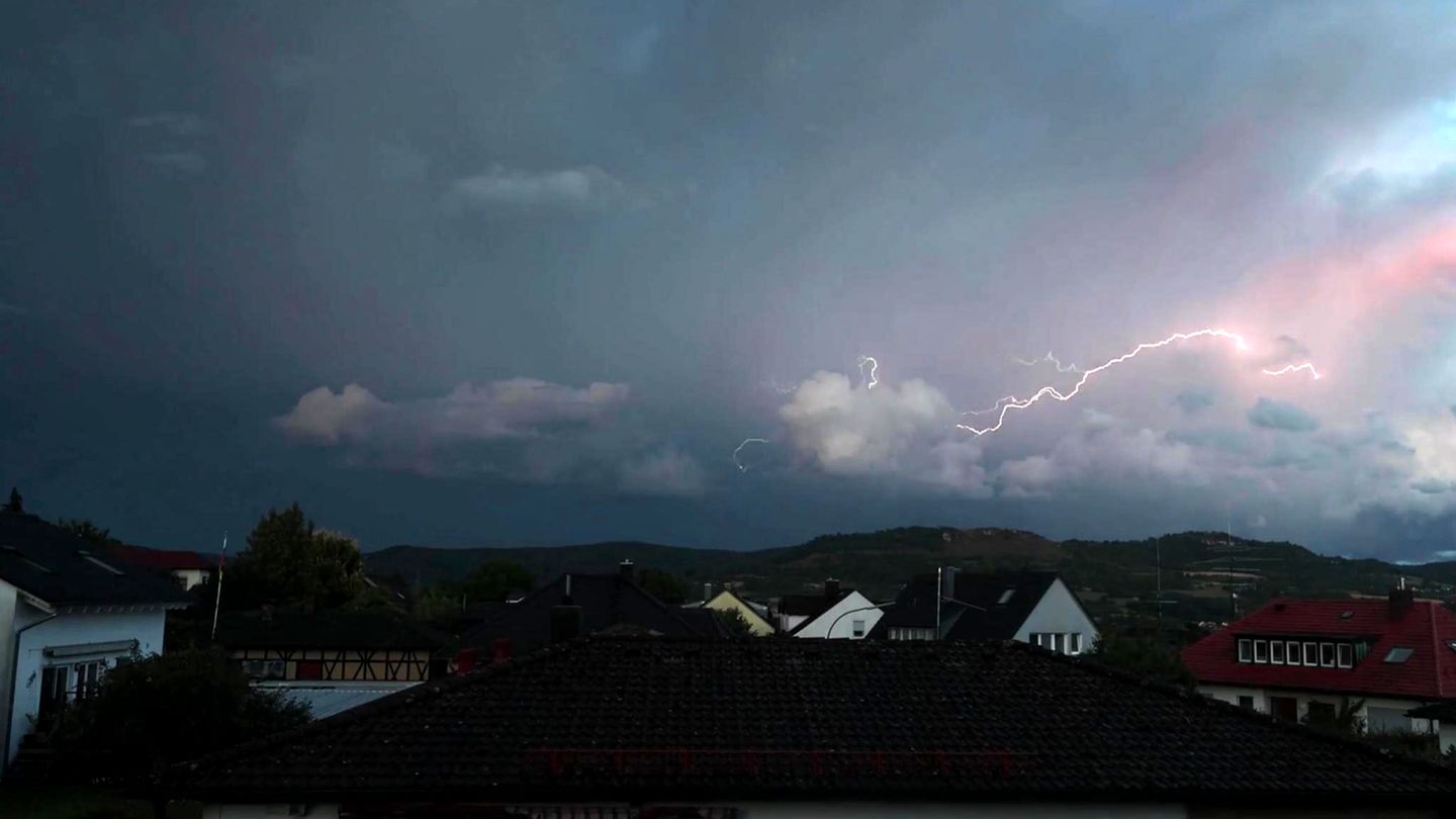 Wetter in Deutschland: DWD warnt vor Gewitter – Karte zeigt, welche Regionen betroffen sind