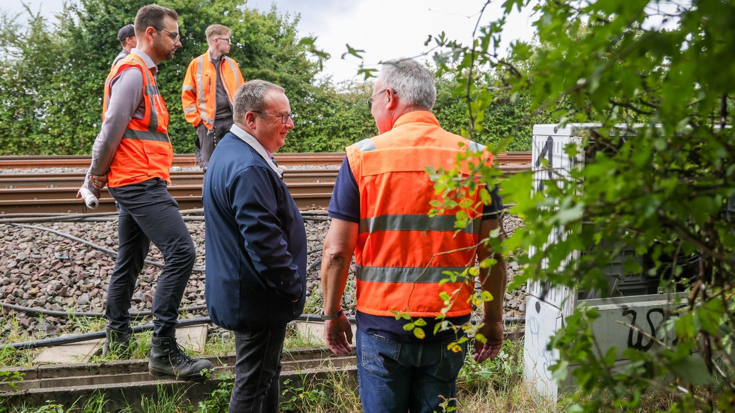 Brandsätze an Bahnstrecke: NRW-Minister Krischer: Schaden durch Brandsätze ist immens