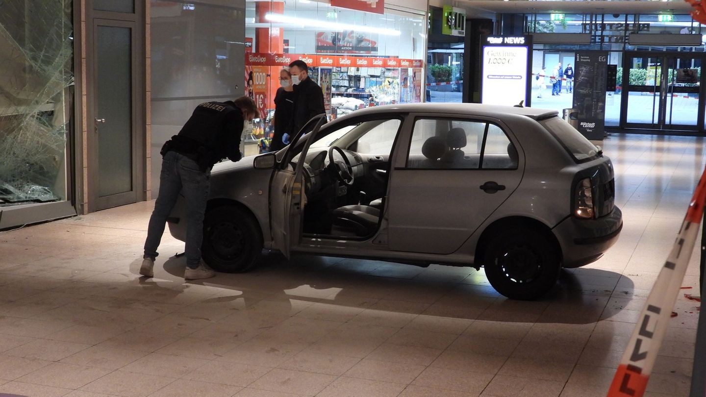 Unfälle: Auto fährt in Juweliergeschäft von Hamburger Einkaufszentrum