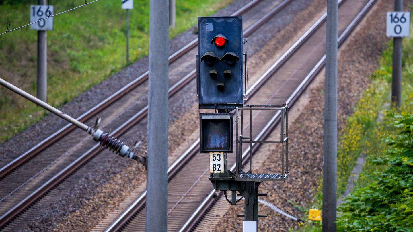 Ersatzverkehr geplant: Unwetter: Bahnstrecke Zwingenberg-Mosbach gesperrt