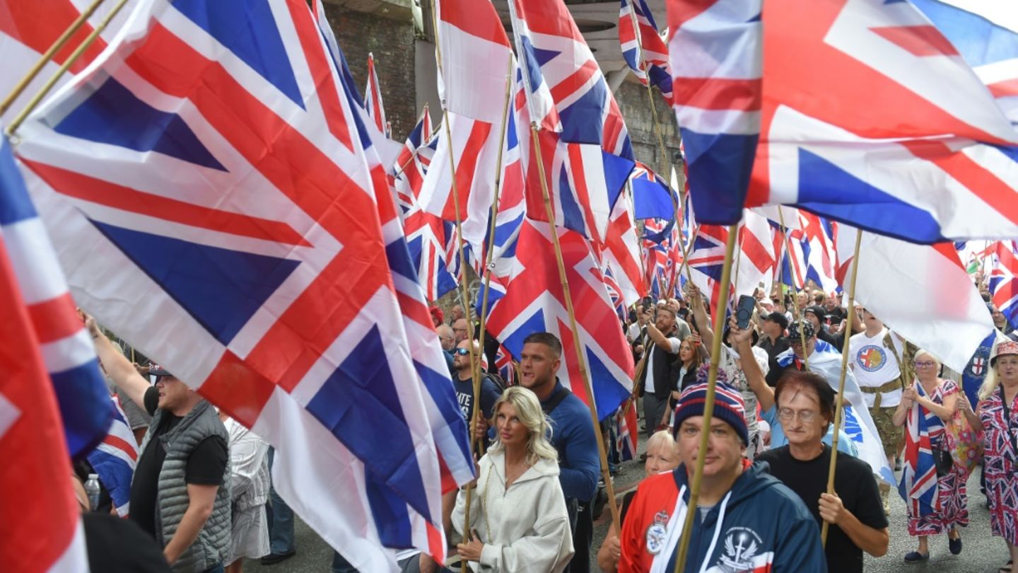 Zusammenstöße bei einwanderungsfeindlichen Protesten in Großbritannien