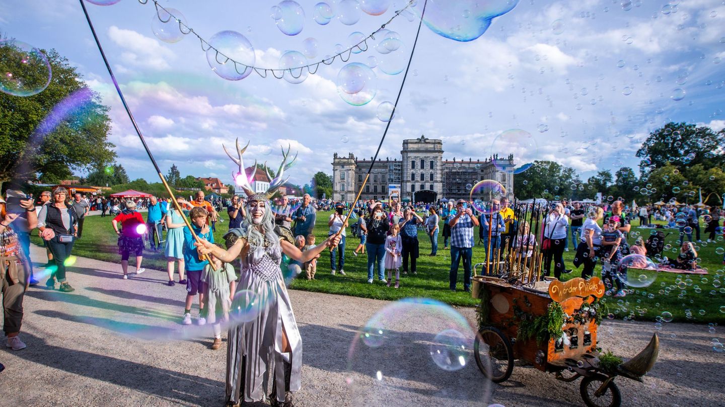 Klassik-Festspiele: Tausende bei Kleinkunstfest im Schlosspark in Ludwigslust