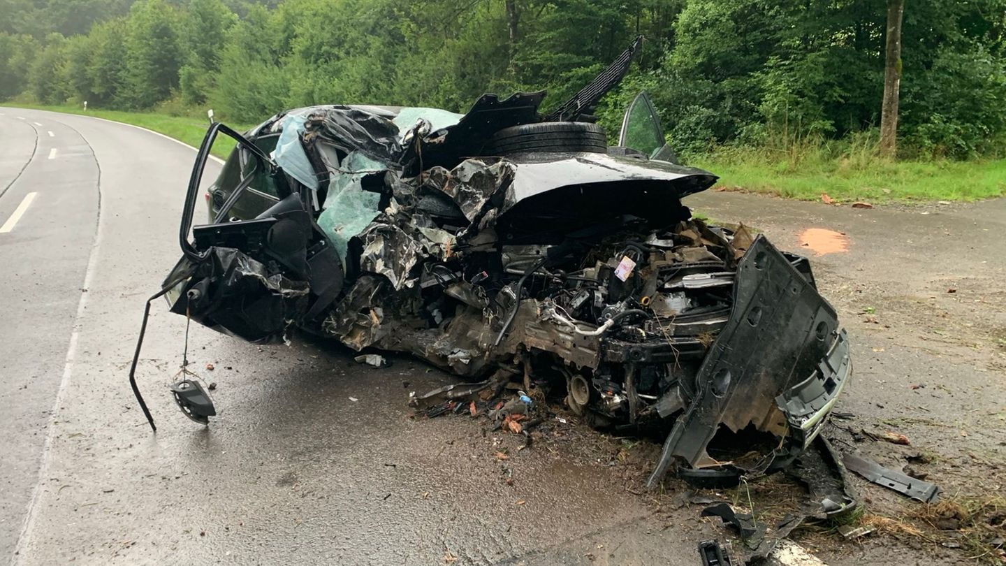 Totalschaden: Auto völlig kaputt – betrunkener Fahrer nur leicht verletzt