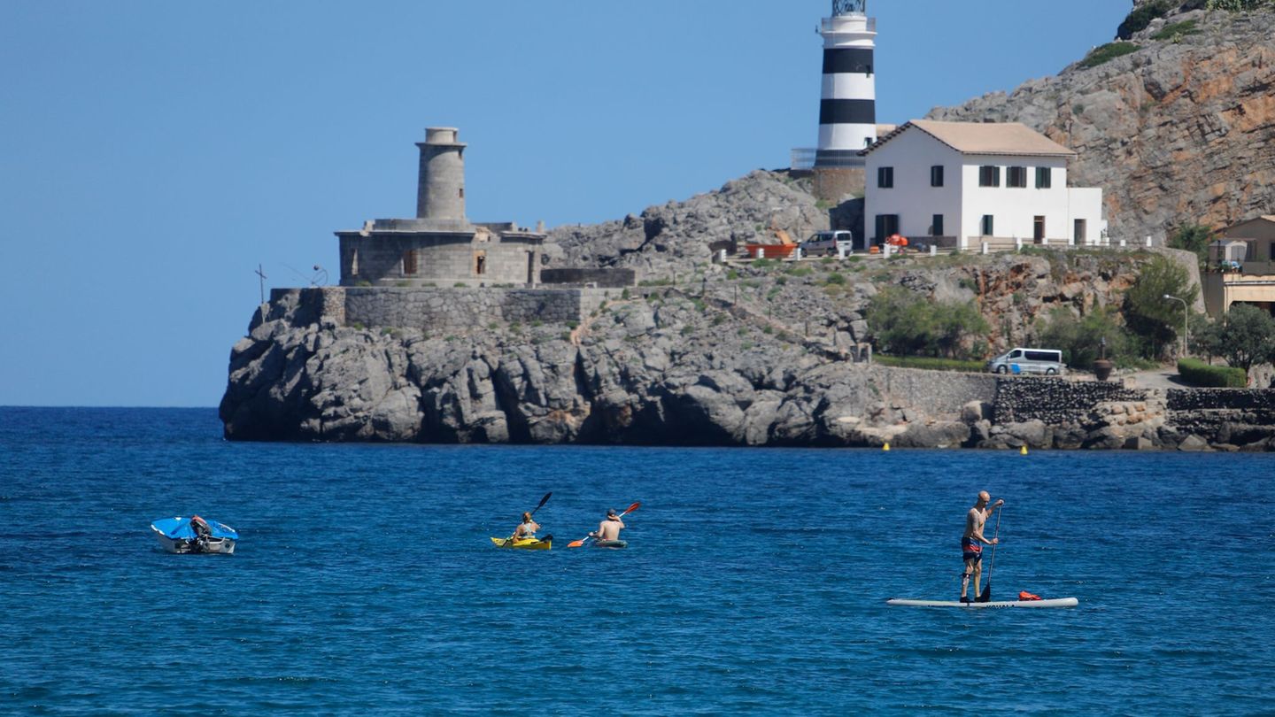 Im Westen der Urlaubsinsel: Flugzeug stürzt vor Mallorca ab – Vater und Sohn sterben