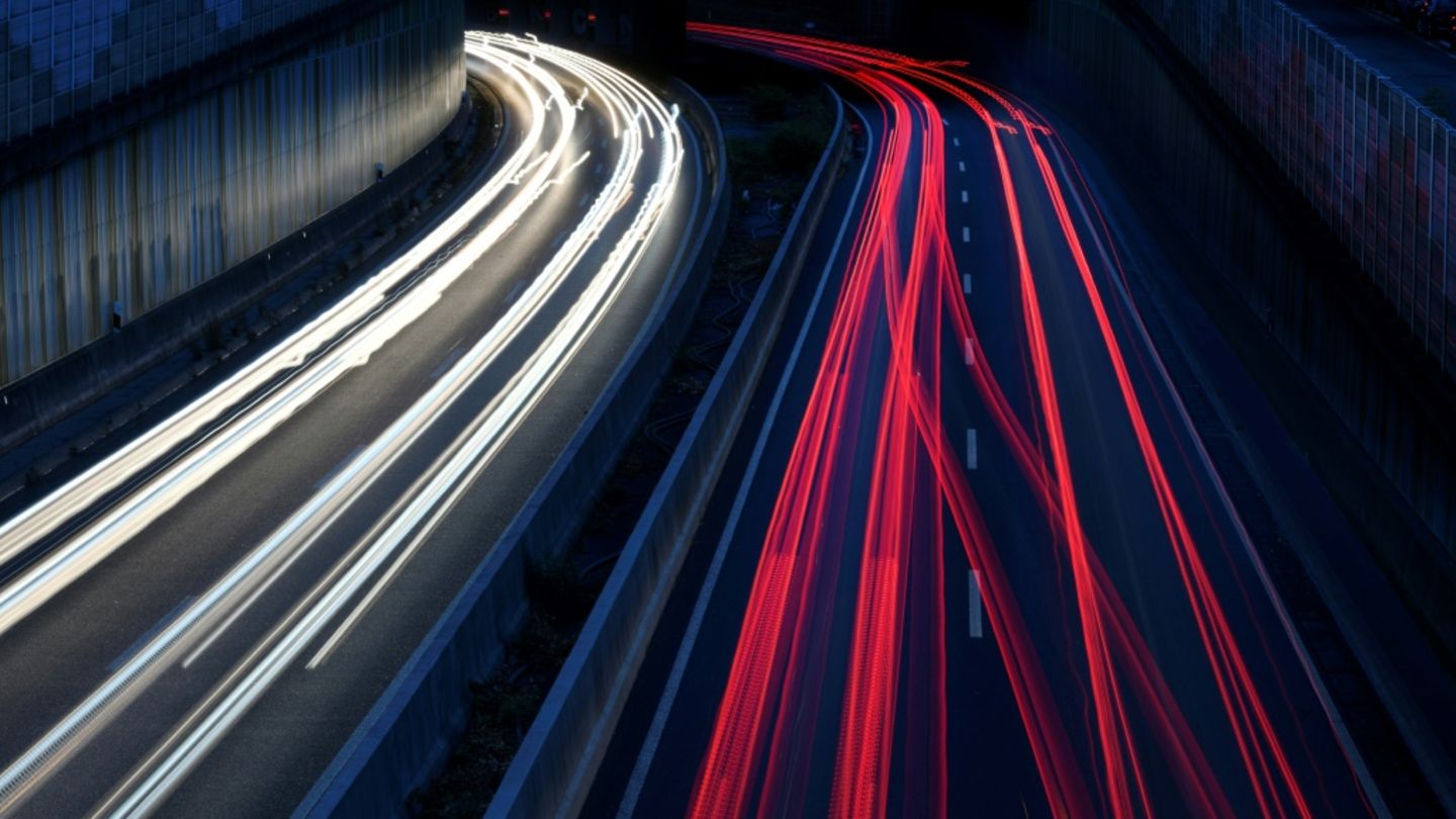 Polizei holt nur mit Unterhose bekleideten Mann von Autobahn bei Speyer