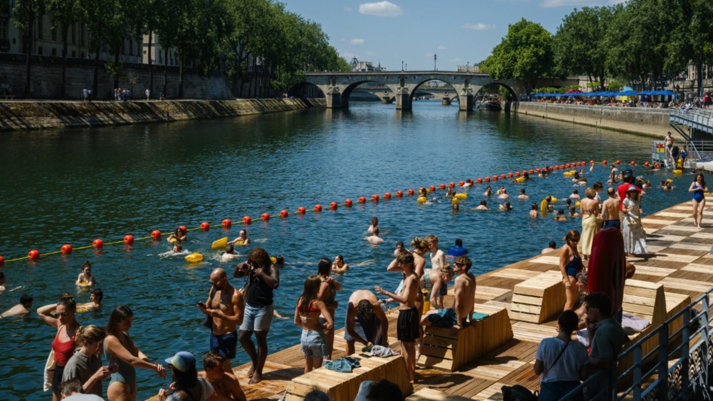 Trotz Regen: Mehr als 35.000 Menschen planschen in Freibädern in der Seine