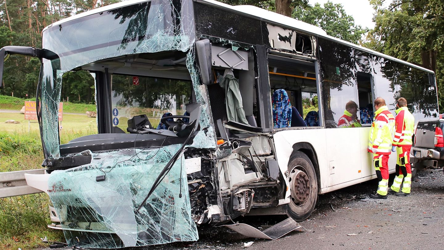 Bei Wolgast: Unfall mit Bus auf B111 bei Wolgast – Eine Schwerverletzte